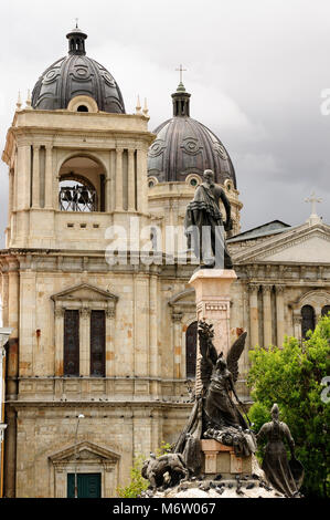 La Paz - der Regierungssitz Boliviens. Stadtbild - Plaza Pedro de Murillo, Main squer in der Stadt - die Kathedrale Stockfoto