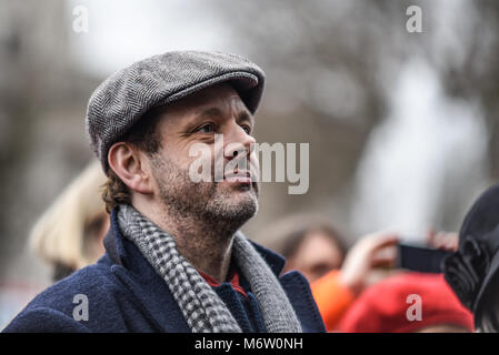 Michael Sheen, nachdem er die Rede von Keir Hardie auf dem von Care International in London organisierten Frauenrechtsprotest am 4. März gelesen hatte Stockfoto