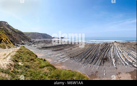 Welcombe Mund ist ein sehr abgelegen und ruhig Strand nur über die Grenze in Devon. Dieses Hidden Gems ist ein Teil der Website von besonderem wissenschaftlichen Interesse und Stockfoto