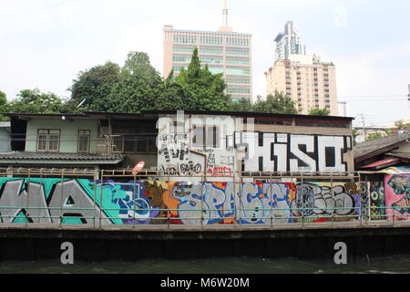 Thai Graffiti und Gehäuse kontrastiert mit moderner Architektur. Stockfoto