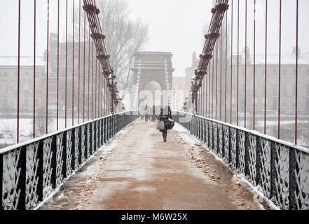 South Portland Street Hängebrücke über den Fluss Clyde im Schnee nach dem "Tier aus dem Osten' Sturm, Glasgow, Schottland. Stockfoto