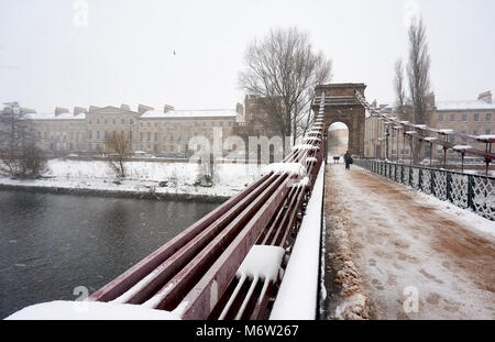 South Portland Street Hängebrücke über den Fluss Clyde im Schnee nach dem "Tier aus dem Osten' Sturm, Glasgow, Schottland. Stockfoto