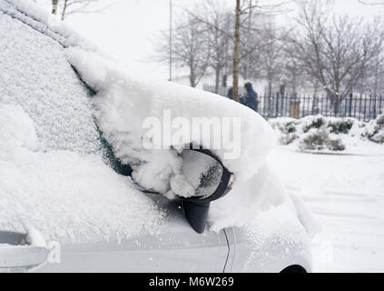 Geparkten Auto covere im dicken Schnee nach einer schweren Nacht Schneefall aufgrund "Die Besten aus dem Osten' Kaltfront, Glasgow, Schottland, Großbritannien Stockfoto