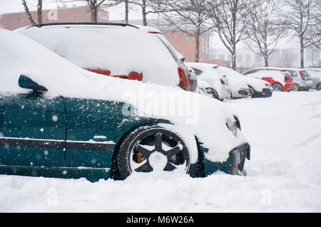 Geparkten Auto covere im dicken Schnee nach einer schweren Nacht Schneefall aufgrund "Die Besten aus dem Osten' Kaltfront, Glasgow, Großbritannien Stockfoto