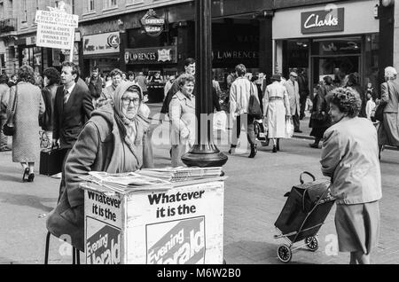 Zeitung Verkäufer auf der Henry Street im Stadtzentrum von Dublin, Irland, Archivierung Foto von 1988, Stockfoto