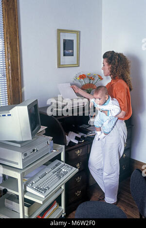 1994 historische weißen Mutter mit Kleinkind BABY STEHEN COMPUTER SCHREIBTISCH IM BÜRO ZU HAUSE Stockfoto