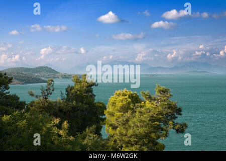 Blick auf die Venezianische Festung von vonitsa über den Ambracian Golf, Griechenland Stockfoto