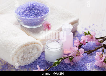 Mineral Badesalz, Handtücher und eine Feuchtigkeitscreme in einem ruhigen Spa Einstellung. Flache Freiheitsgrad. Fokus auf das Glas der kosmetischen Creme Stockfoto