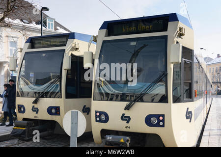 Baden: 2 Straßenbahn Zug der Lokalbahn Wien - Baden (Wiener Lokalbahn, Badner Bahn) bei der endgültigen Stopp in Baden, Wienerwald, Wienerwald, Niederösterreich, L Stockfoto