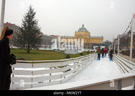 Kroatien Zagreb, 18. Dezember 2016: Eislaufen Park im Winter auf König Tomislav Square, in der Nähe der Kunst Pavillon, mit Besuchern Skaten rund um die Stockfoto