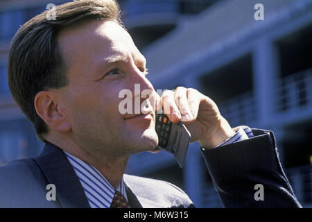 1995 historische KAUKASISCHEN GESCHÄFTSMANN MIT MOBILTELEFON TELEFON (© MOTOROLA CORP 1995) IM FREIEN