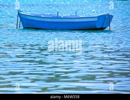 Boot in der Bucht gentling Floating Stockfoto