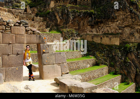 Tourist in der Festung Ollantaytambo Inka Ruinen, remote, spektakuläre die Inka Ruinen in der Nähe von Cuzco. Angebaute Terrasse Felder auf der steilen Seiten Stockfoto