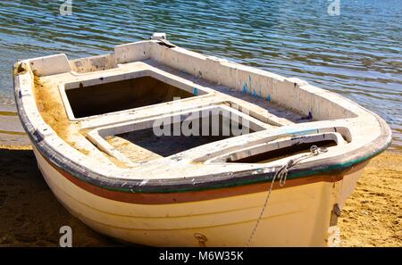 Boote in der Bucht und am Strand gentling Floating Stockfoto