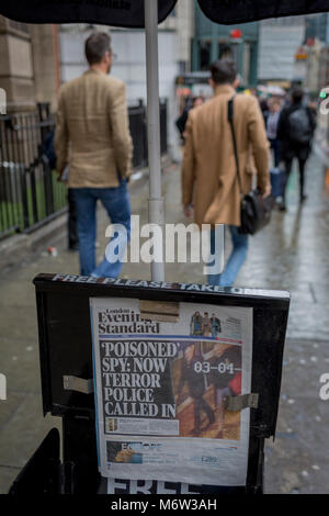 London Pass - Durch neuste Schlagzeile über Ex-russischen Spion Sergei Skripal der Verdacht auf Vergiftung durch Russland im Süden Englands die Londoner Zeitung "Evening Standard, am 6. März 2018, im Finanzviertel der Hauptstadt, der Stadt London, England. Da beide Skripal und eine Frau glaubte, seine Tochter Ylulia bleiben in einem kritischen Zustand an der Salisbury Krankenhaus, wo er krank am Sonntag, 4. genommen wurde, Britische Anti-terror Polizei übernommen haben, die Untersuchung von der lokalen Wiltshire Kraft. Die britische Presse haben schnell in die Schuld Präsident Putins Beteiligung nur wenige Wochen vor seinem Pr. Stockfoto