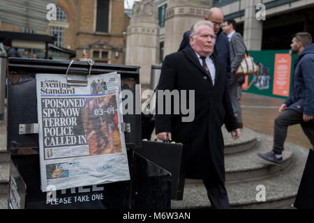 London Pass - Durch neuste Schlagzeile über Ex-russischen Spion Sergei Skripal der Verdacht auf Vergiftung durch Russland im Süden Englands die Londoner Zeitung "Evening Standard, am 6. März 2018, im Finanzviertel der Hauptstadt, der Stadt London, England. Da beide Skripal und eine Frau glaubte, seine Tochter Ylulia bleiben in einem kritischen Zustand an der Salisbury Krankenhaus, wo er krank am Sonntag, 4. genommen wurde, Britische Anti-terror Polizei übernommen haben, die Untersuchung von der lokalen Wiltshire Kraft. Die britische Presse haben schnell in die Schuld Präsident Putins Beteiligung nur wenige Wochen vor seinem Pr. Stockfoto