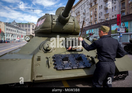 Panzer T-34-85 vor Beginn der Tag des Sieges Militärparade auf dem Roten Platz in Moskau anlässlich des 70. Jahrestages des Sieges über Nazi-Deutschland in der Gre Stockfoto
