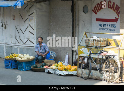 Indischer Mann, der Obst auf der Straße in Mumbai, Indien verkauft Stockfoto