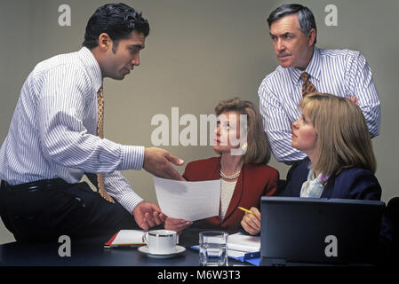 1996 historische HISPANIC MANN, der Präsentation mit KAUKASISCHEN GESCHÄFT LEUTE IM BÜRO Stockfoto