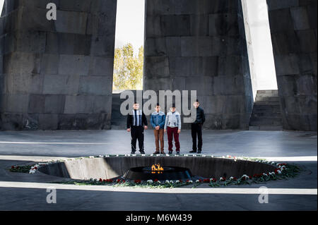 Junge Burschen, die in der armenischen Völkermord Tsitsernakaberd Gedenkstätte in Eriwan, Armenien Stockfoto