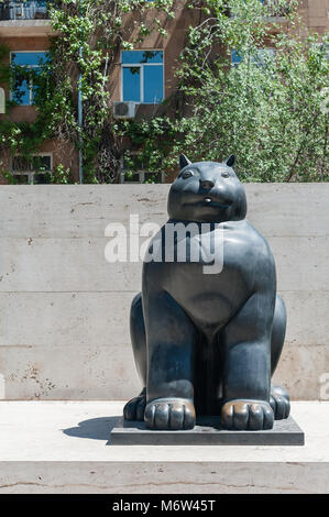 Fat Cat Vintage Bronze Skulptur von botero am Fuß der Kaskade in Eriwan, Armenien. Stockfoto