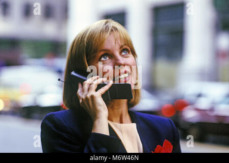 1996 historische KAUKASISCHEN GESCHÄFTSFRAU IM FREIEN MIT MOBILTELEFON TELEFON (© MOTOROLA CORP 1995) Stockfoto