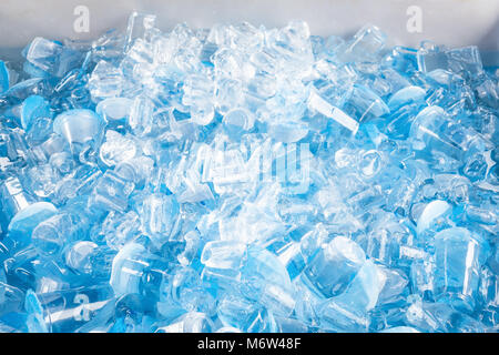 Ice Cube Textur Hintergrund und das Einfrieren von Trinkwasser im Inneren. Selektiver Fokus Stockfoto