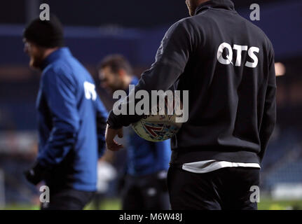 Allgemeine Ansicht eines Derby County Spieler mit einem matchball vor dem Himmel Wette WM-Spiel im Loftus Road, London. PRESS ASSOCIATION Foto. Bild Datum: Dienstag, 6. März 2018. Siehe PA-Geschichte FUSSBALL QPR. Photo Credit: Tim Goode/PA-Kabel. Einschränkungen: EDITORIAL NUR VERWENDEN Keine Verwendung mit nicht autorisierten Audio-, Video-, Daten-, Spielpläne, Verein/liga Logos oder "live" Dienstleistungen. On-line-in-Verwendung auf 75 Bilder beschränkt, kein Video-Emulation. Keine Verwendung in Wetten, Spiele oder einzelne Verein/Liga/player Publikationen. Stockfoto