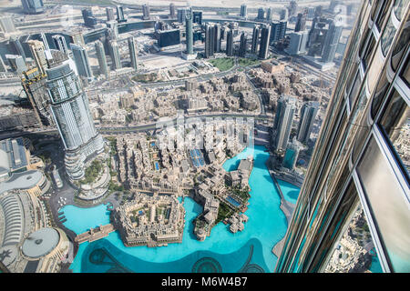 Auf der Dubai Mall auf der linken Seite, die Adresse Hotel und die Innenstadt von Dubai aus dem Burj Khalifa Stockfoto