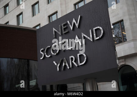 Die Metropolitan Richtlinien revolvierenden Zeichen ihren neuen Hauptsitz in New Scotland Yard in Westminster, London. Scotland Yard offiziell New Scotland Yard, obwohl einer alten Scotland Yard hat nie existiert ist ein metonym Für das Hauptquartier der Metropolitan Police Service, die territoriale Polizei für die polizeiarbeit die meisten von London verantwortlich. Der Metropolitan Police Service beschäftigt rund 31.000 Mitarbeiter und über 13.000 Polizisten und 2.600 Polizei Unterstützung der Gemeinschaft Offiziere PCSOs. Die Met umfasst eine Fläche von 620 Quadratkilometern und einer Bevölkerung von 7,2 Millionen. Stockfoto