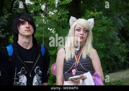 Goth Suche junges Paar im Park, das männliche Stereotyp. LGBT pride, Stoke-on-Trent, Großbritannien. Cosplayer, Kinderschminken, Vielfalt, Trend. vom 24. Juni 2017. Stockfoto