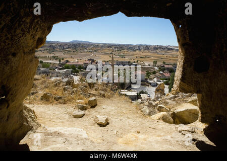 Blick aus der Höhle in die Moschee und die Stadt Chavushin. Die Türkei. Stockfoto