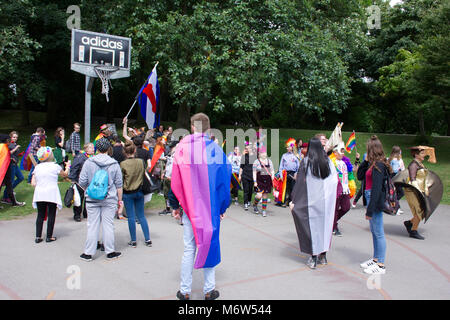 LGBT pride Event in Hanley Park, Stoke-on-Trent, Großbritannien. 24. Juni 2017. Die Leute an der CSD-Parade. Stockfoto