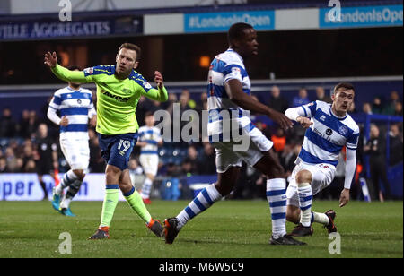 Von Derby County Andreas Weimann (links) reagiert, nachdem eine verpasste Chance, während der Himmel Wette Meisterschaft Gleiches an der Loftus Road, London. Stockfoto