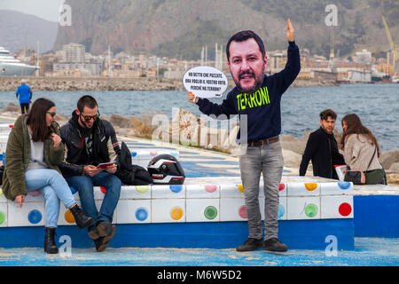 Eine gefälschte Matteo Salvini fordert, die Abstimmung zu "Südländer" in Palermo: Ist die Avaaz Flash Mob in den Wahlen im März 4, 2018. Stockfoto