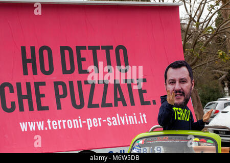 Eine gefälschte Matteo Salvini fordert, die Abstimmung zu "Südländer" in Palermo: Ist die Avaaz Flash Mob in den Wahlen im März 4, 2018. Stockfoto