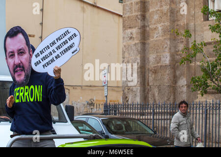 Eine gefälschte Matteo Salvini fordert, die Abstimmung zu "Südländer" in Palermo: Ist die Avaaz Flash Mob in den Wahlen im März 4, 2018. Stockfoto