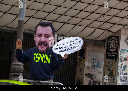 Eine gefälschte Matteo Salvini fordert, die Abstimmung zu "Südländer" in Palermo: Ist die Avaaz Flash Mob in den Wahlen im März 4, 2018. Stockfoto