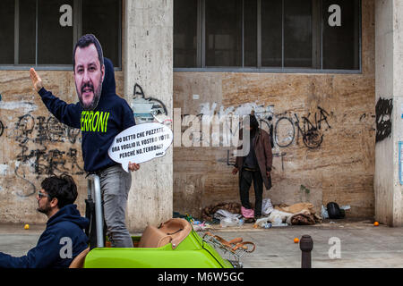 Eine gefälschte Matteo Salvini fordert, die Abstimmung zu "Südländer" in Palermo: Ist die Avaaz Flash Mob in den Wahlen im März 4, 2018. Stockfoto