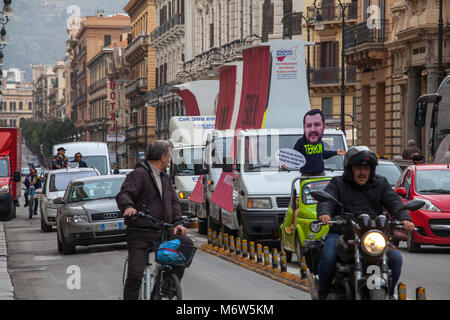 Eine gefälschte Matteo Salvini fordert, die Abstimmung zu "Südländer" in Palermo: Ist die Avaaz Flash Mob in den Wahlen im März 4, 2018. Stockfoto