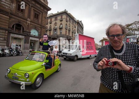 Eine gefälschte Matteo Salvini fordert, die Abstimmung zu "Südländer" in Palermo: Ist die Avaaz Flash Mob in den Wahlen im März 4, 2018. Stockfoto