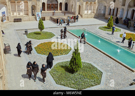 Kashan, Iran - 26. April 2017: Blick auf den Innenhof mit Pool und Gärten von Tabatabaei Familie historischen Haus. Stockfoto