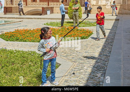 Kashan, Iran - 26. April 2017: Kleine iranische Mädchen macht Fotos in Tabatabaei historischen Haus. Stockfoto