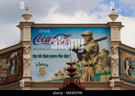 Ein großes Plakat mit einem altmodischen, vintage Coca Cola Werbung mit einem Baseball Star und Koks Slogan. Stockfoto