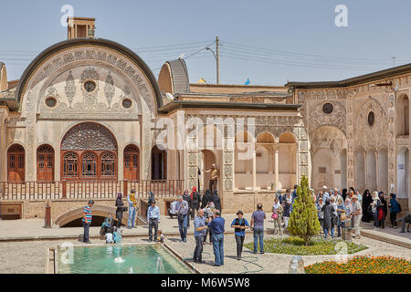 Kashan, Iran - 26. April 2017: Innenhof der historischen Tabatabaei Haus. Stockfoto