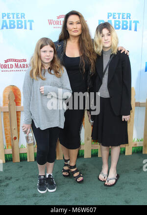 "Premieren Peter Hase" im Grove mit: Tia Carrere, Tochter Bianca Wakelin (rechts) Wo: Los Angeles, Kalifornien, Vereinigte Staaten, wenn: 03 Feb 2018 Credit: Adriana Barraza/WENN.com M. Stockfoto