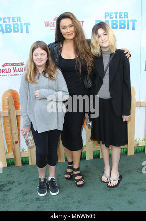 "Premieren Peter Hase" im Grove mit: Tia Carrere, Tochter Bianca Wakelin (rechts) Wo: Los Angeles, Kalifornien, Vereinigte Staaten, wenn: 03 Feb 2018 Credit: Adriana Barraza/WENN.com M. Stockfoto