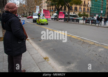 Eine gefälschte Matteo Salvini fordert, die Abstimmung zu "Südländer" in Palermo: Ist die Avaaz Flash Mob in den Wahlen im März 4, 2018. Stockfoto