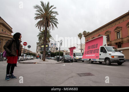 Eine gefälschte Matteo Salvini fordert, die Abstimmung zu "Südländer" in Palermo: Ist die Avaaz Flash Mob in den Wahlen im März 4, 2018. Stockfoto