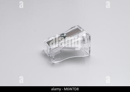 Transparente Bleistiftspitzer. Foto von einem Bleistift Spitzer auf weißem Hintergrund Stockfoto